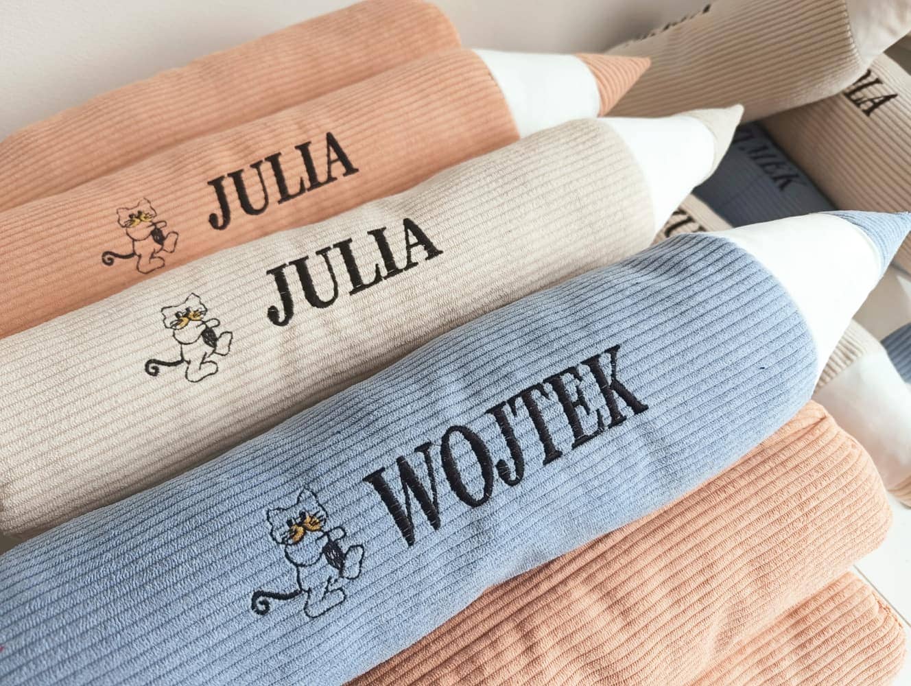 Poduszka KREDKA , ołówek 35 cm personalizacja